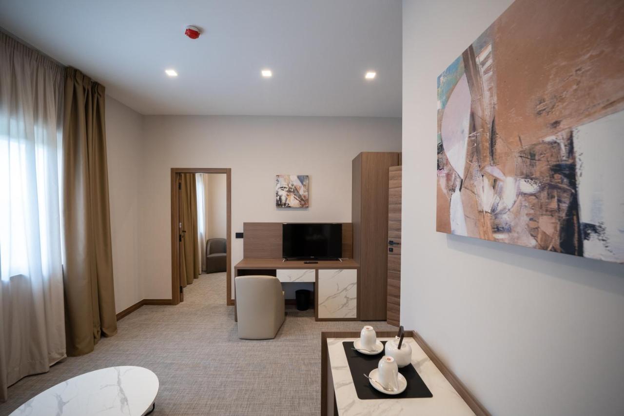 Building Hotel Teverola Екстер'єр фото