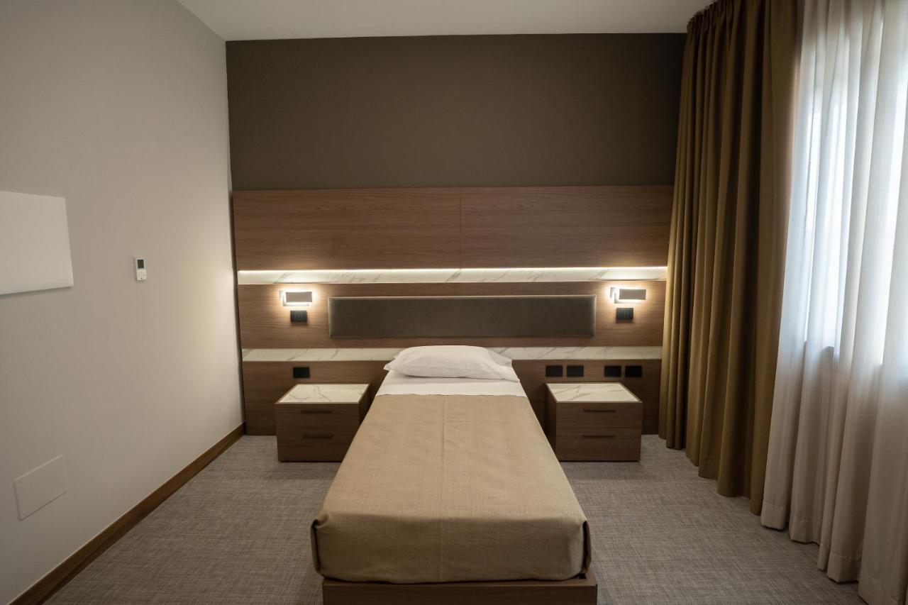 Building Hotel Teverola Екстер'єр фото