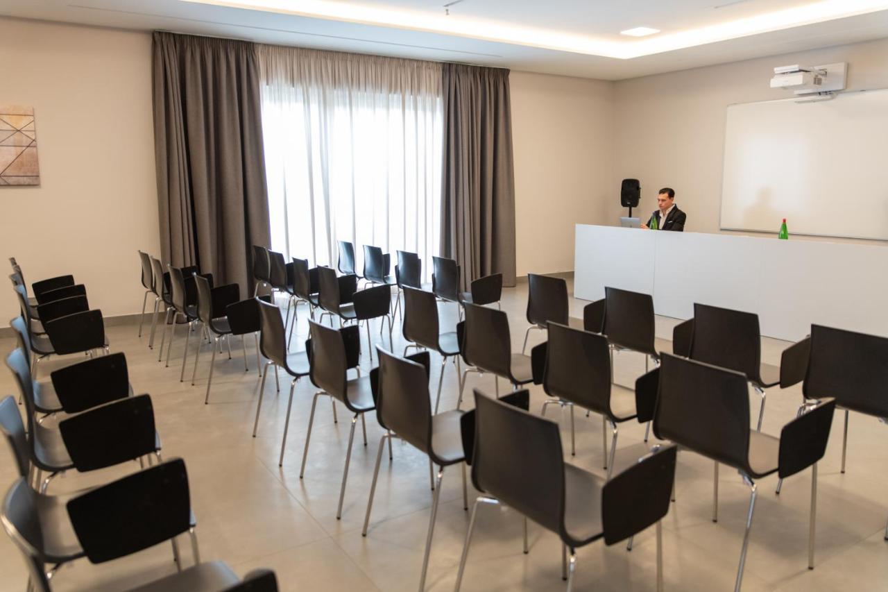 Building Hotel Teverola Екстер'єр фото